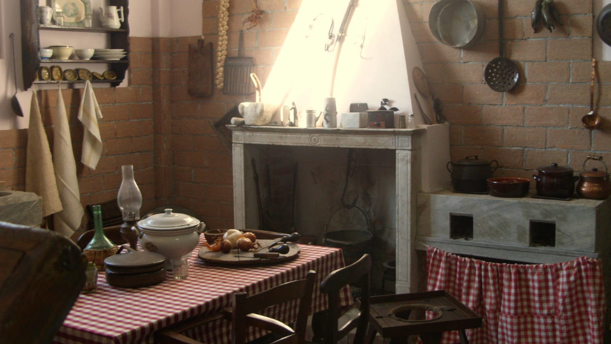 Museo Etnologico delle Apuane, interno con ricostruzione di vecchia cucina